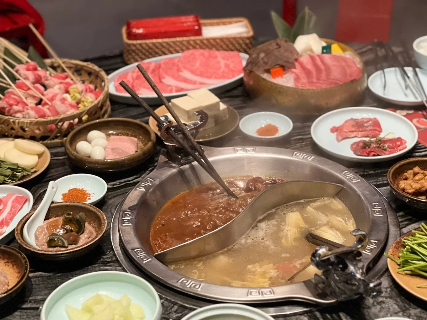 麻辣45精緻鴛鴦火鍋，沸騰麻辣湯底搭配和牛、皮蛋牛肉滑、貢菜與串串香