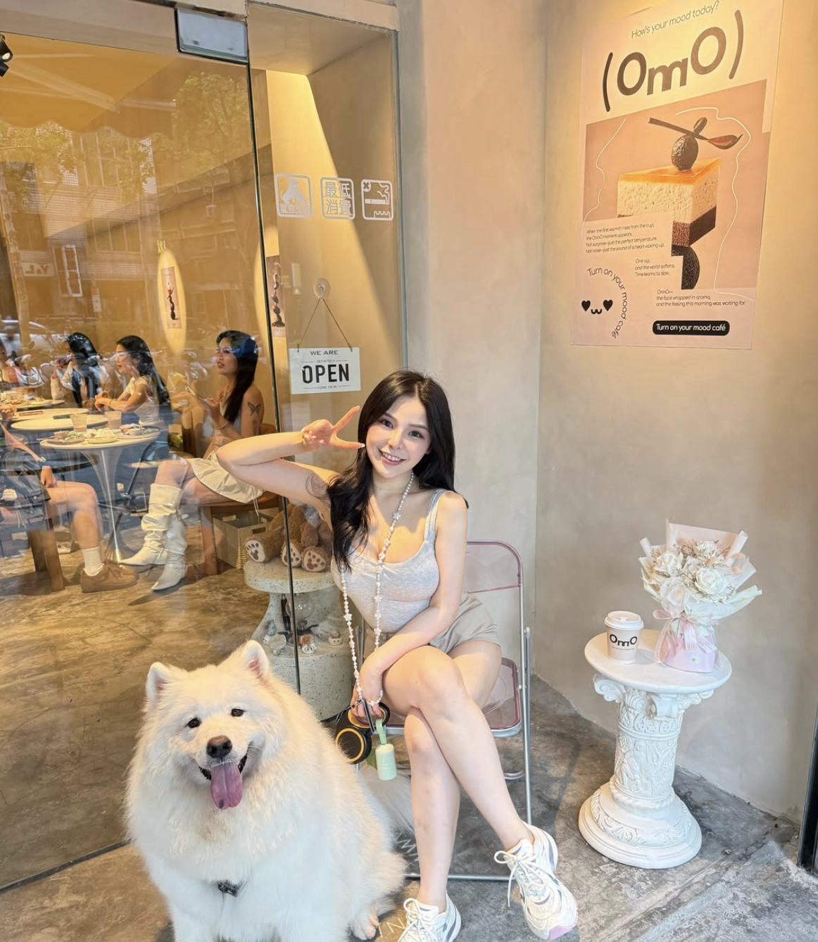 OmO Cafe 歐莫早午餐寵物友善餐廳，網美與可愛薩摩耶大狗於韓系質感店門口打卡拍照